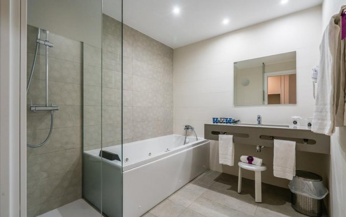 Badkamer van hotel Albir Playa in Alicante